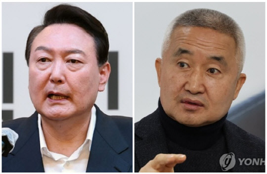 윤석열(왼쪽) 대통령 당선인과 최진석 서강대학교 명예교수. <연합뉴스>